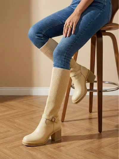 أحذية جلدية كعب عالٍ باللون البيج