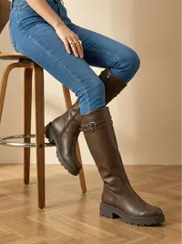 جزمه جلد بني طويل بتصميم عصري وعملي 1