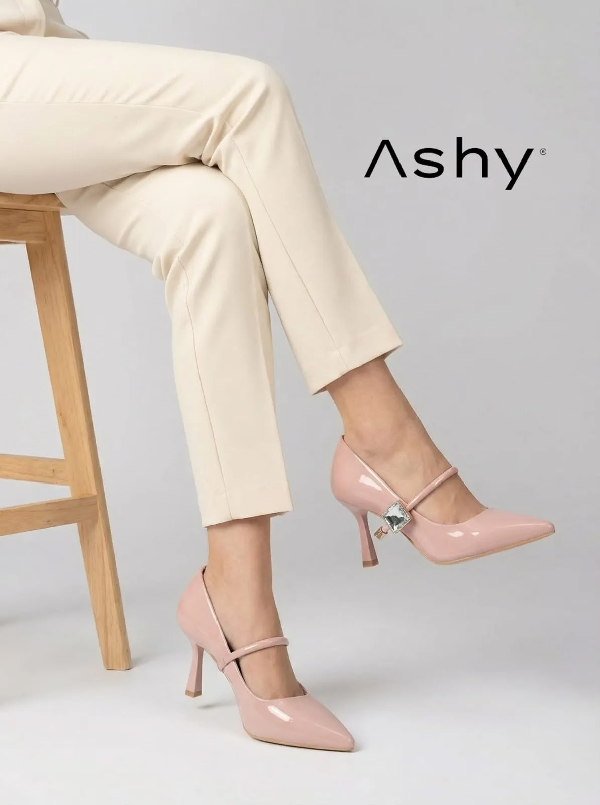 حذاء نسائي بكعب عالي