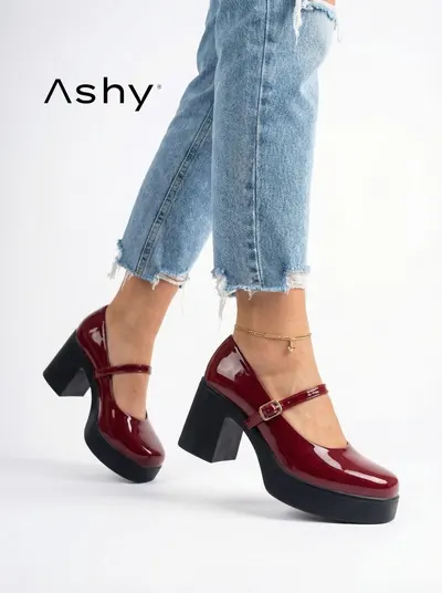 حذاء نسائي لامع بكعب عريض