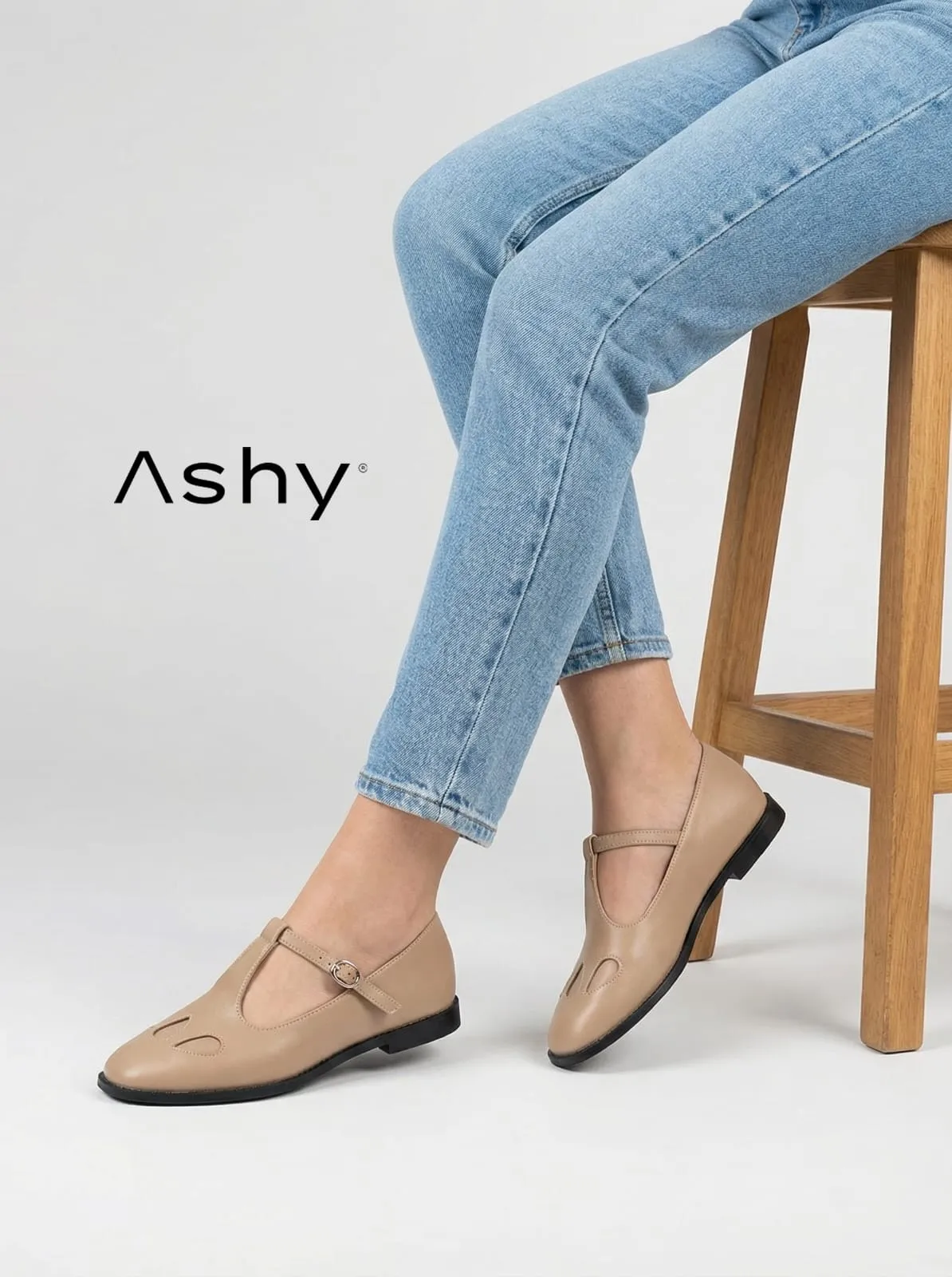 حذاء نسائي جلد برباط تصميم عصري