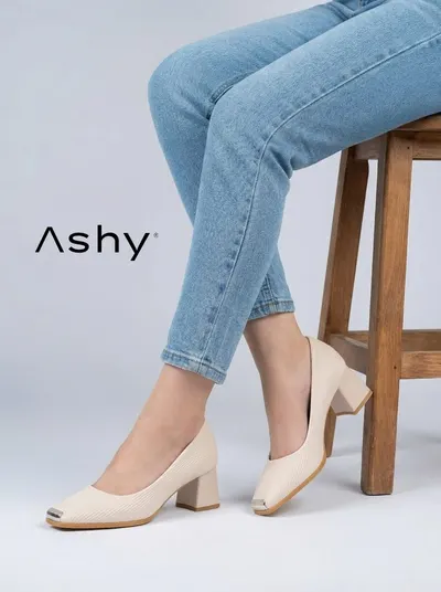 حذاء نسائي كعب عريض مع تصميم مضلع