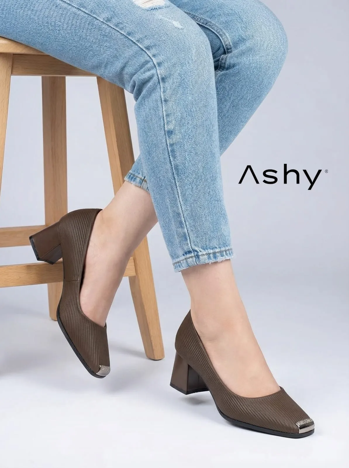 حذاء نسائي كعب عريض مع تصميم مضلع