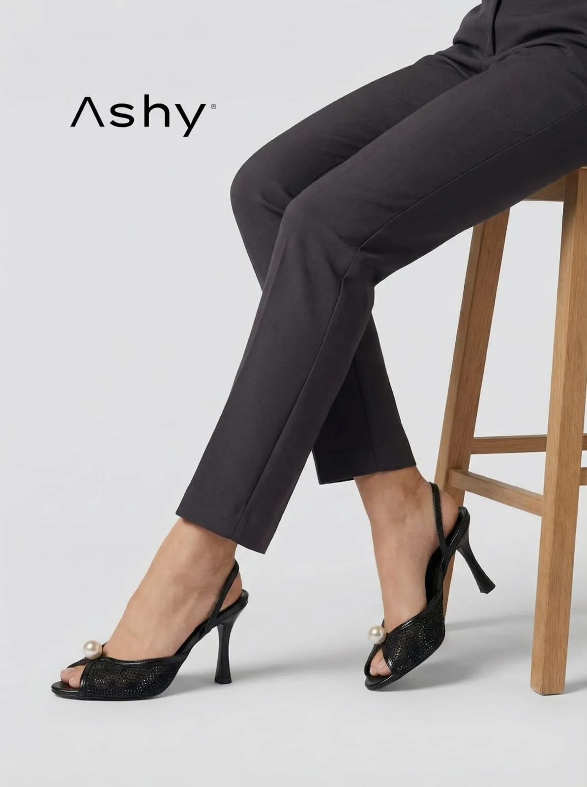 حذاء كعب عالي مزين بجوهرة