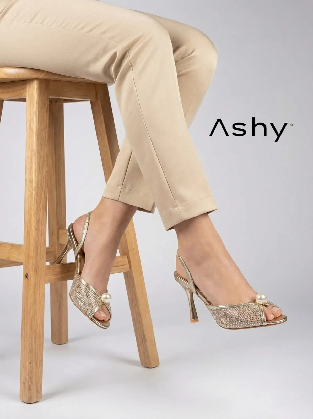 حذاء كعب عالي مزين بجوهرة